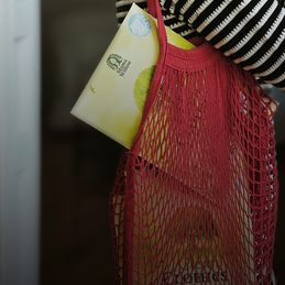 Prodotti senza plastica: niente più bottiglie ingombranti o contenitori di plastica da gestire.
