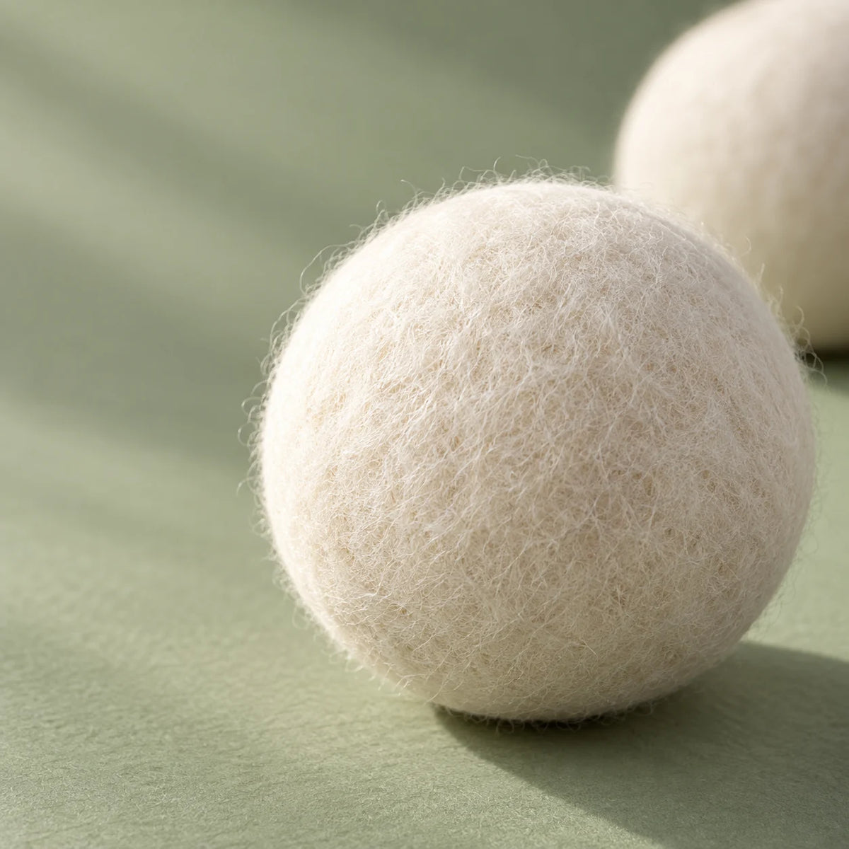 Nahaufnahme der natürlichen Wollfasern eines gefilzten Trocknerballs